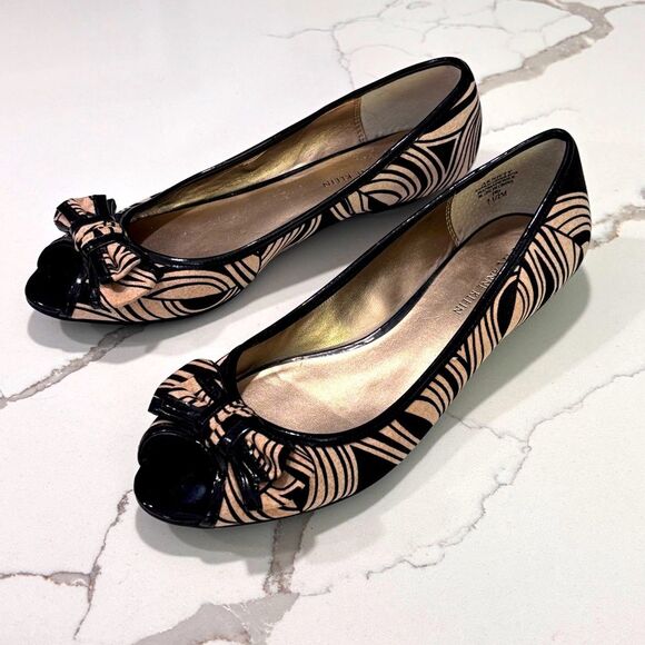 Anne Klein | Nifty Women’s Peep Toe Flats Black Tan Pattern 7.5M - Picture 1 of 10